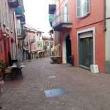 Usciamo dal bar e abbandoniamo via Dante, imboccando sulla destra la stretta via Felice Cavallotti. Siamo nel centro storico, una zona dominata da case basse col tetto spiovente e i muri generalmente rosa